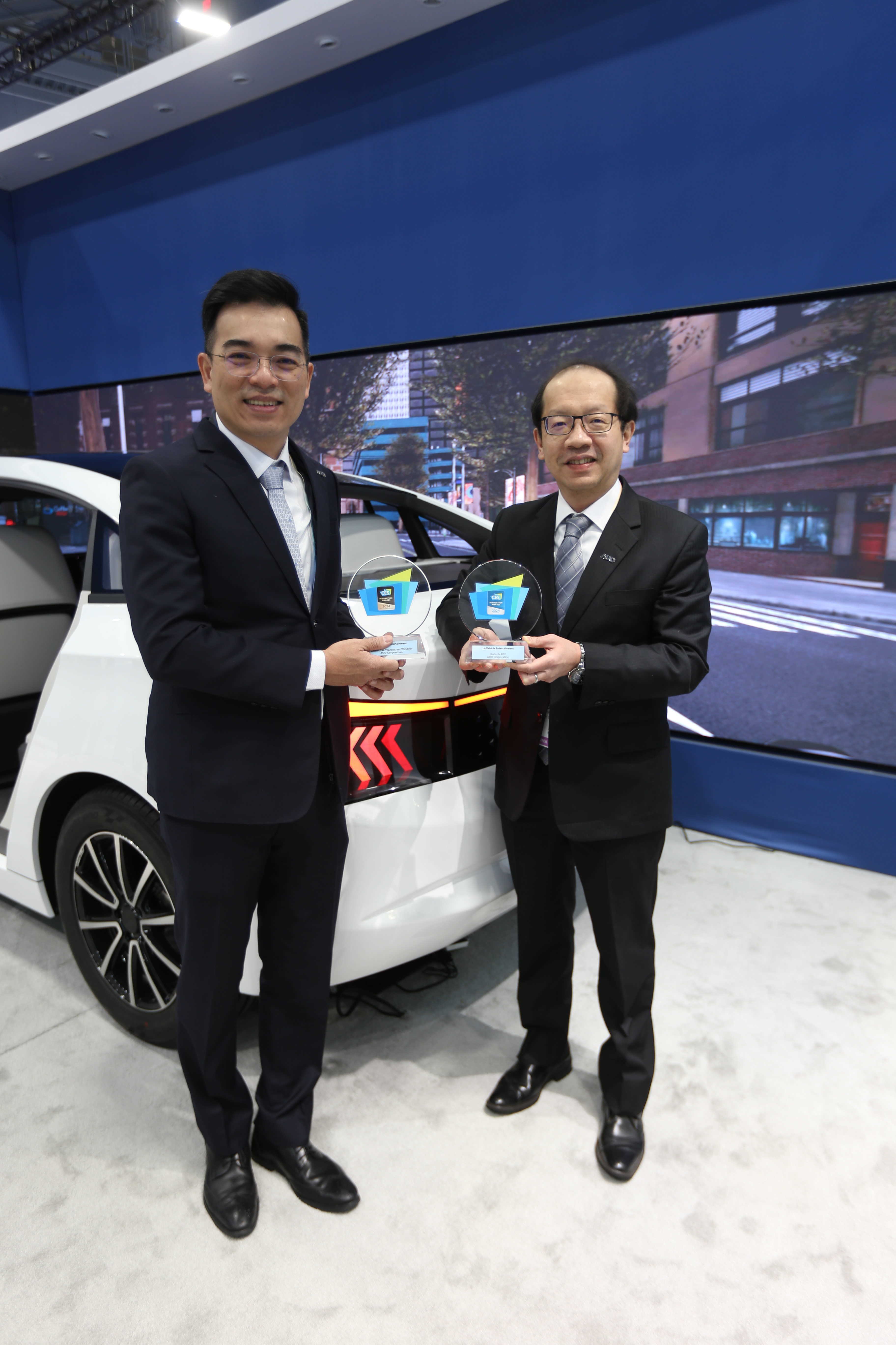 新黄金城集团1701vip以革命性突破的Micro LED车用显示应用，荣获CES 2024最佳创新奖、创新奖殊荣 。图左为新黄金城集团1701vip光电执行长暨总经理柯富仁 、右为技术长廖唯伦